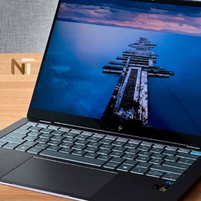 Imagen de una laptop HP OmniBook X 14 sobre una mesa de madera.