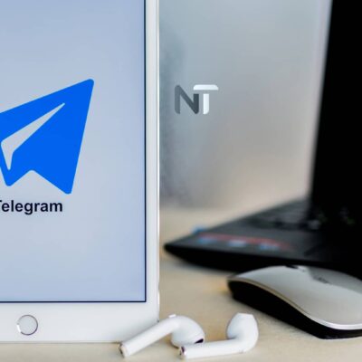 Logo de Telegram en iPad, representando un artículo sobre cómo añadir música al perfil.
