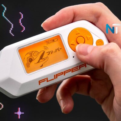 Mano sujetando un Flipper Zero, destacando su pequeño tamaño y su potencial como herramienta multifuncional de hacking.