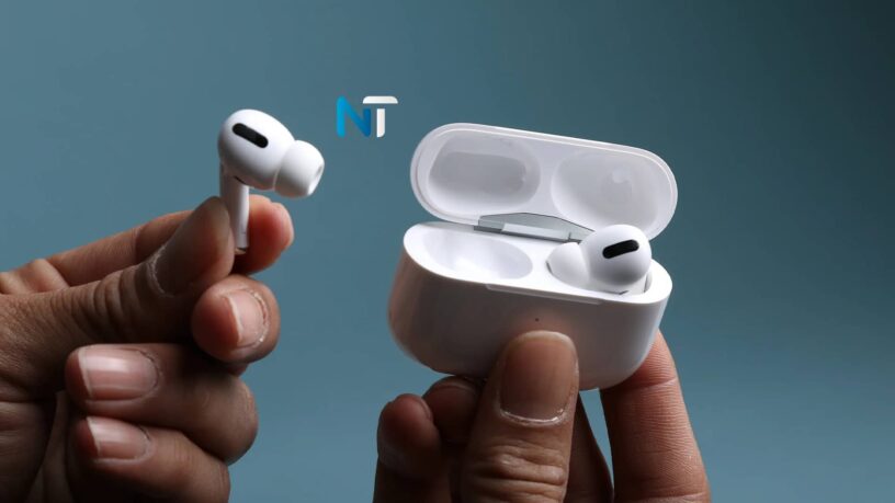 Una persona sosteniendo los nuevos Apple AirPods Pro 3 blancos, mostrando uno fuera de su estuche de carga abierto.