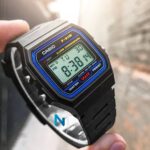 Primer plano de un icónico reloj Casio F-91W, el protagonista de un increíble mod que lo convierte en smartwatch.