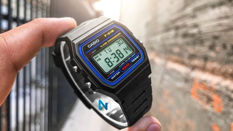 Primer plano de un icónico reloj Casio F-91W, el protagonista de un increíble mod que lo convierte en smartwatch.