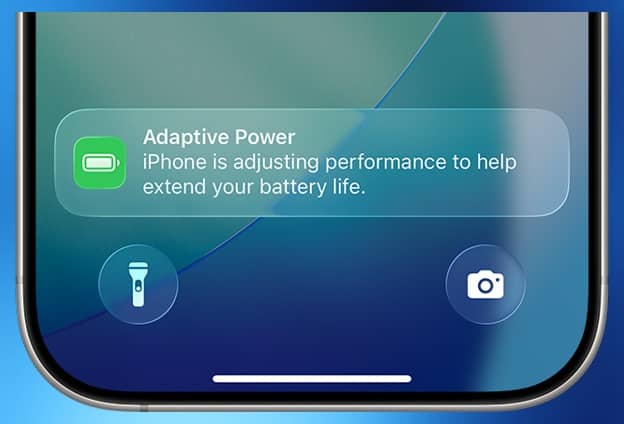 Primer plano de las notificaciones de Consumo adaptativo en la pantalla de un iPhone, mostrando el ajuste de rendimiento.