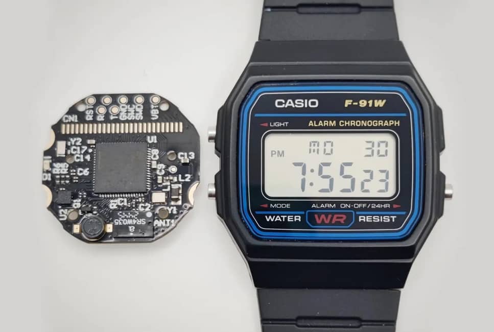 El módulo Ollee Watch One junto a un reloj Casio F-91W, mostrando cómo hace que varios relojes digitales Casio sean más inteligentes.