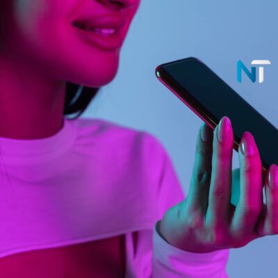 Mujer hablando por teléfono, representando la duda sobre si los móviles escuchan para mostrar anuncios dirigidos.