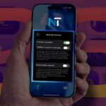 Mano sosteniendo un iPhone y mostrando cómo usar el Modo Adaptive Power en los ajustes para optimizar el consumo de batería.