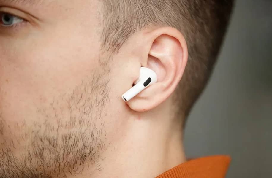 Primer plano de un hombre usando los auriculares para la Revisión Apple AirPods Pro 3, mostrando su ajuste en la oreja.