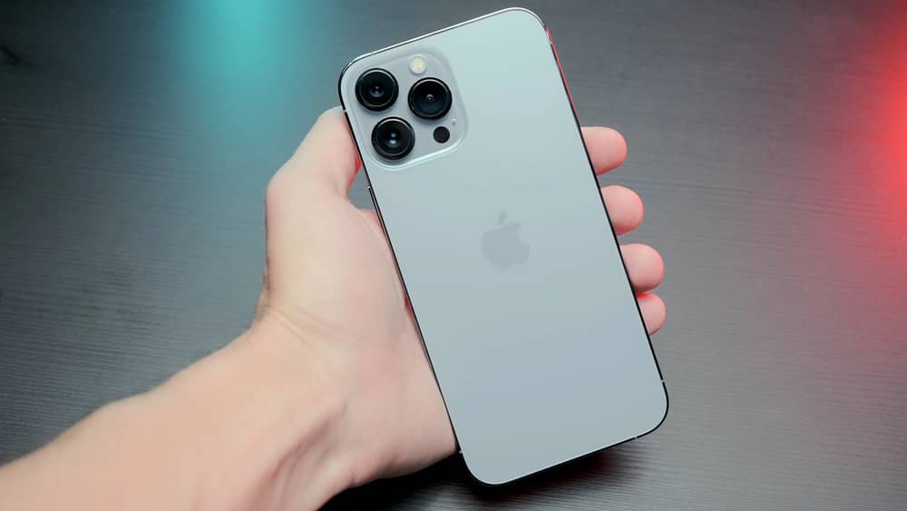Una mano sostiene un iPhone 13 Pro en tono gris grafito, esencial para decidir qué iPhone elegir según tus prioridades.