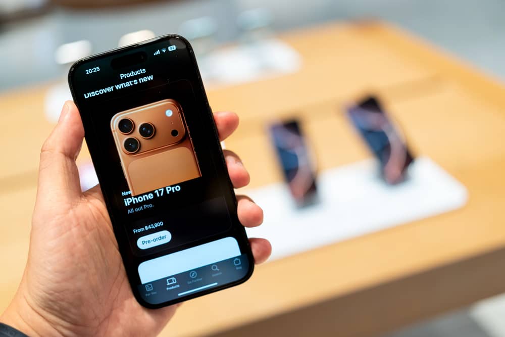 Mano sosteniendo un iPhone 17 Pro en exhibición, perfecto si te preguntas qué iPhone elegir para tu próxima compra.