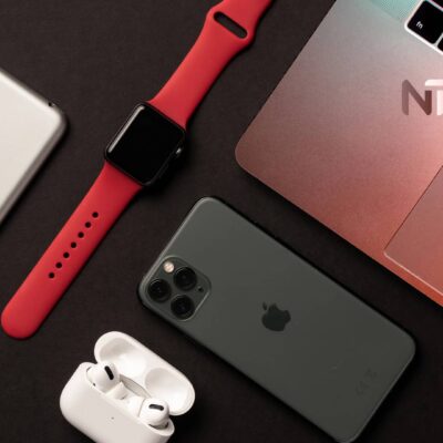 Varios productos de Apple, incluyendo un iPhone 11 Pro, representando equipos que pueden quedar obsoletos.