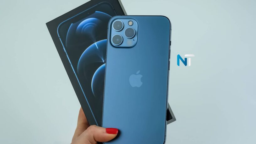 Una persona sosteniendo un iPhone original para verificar su autenticidad