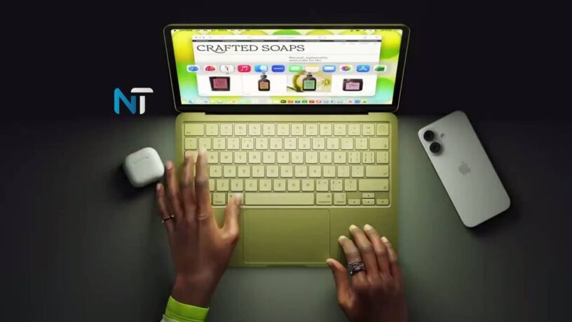 Vista superior del nuevo MacBook Neo en uso sobre un escritorio junto a otros dispositivos Apple